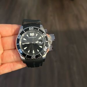 Invicta Men’s Watch Adjustable Band Battery Operated and Currently Working